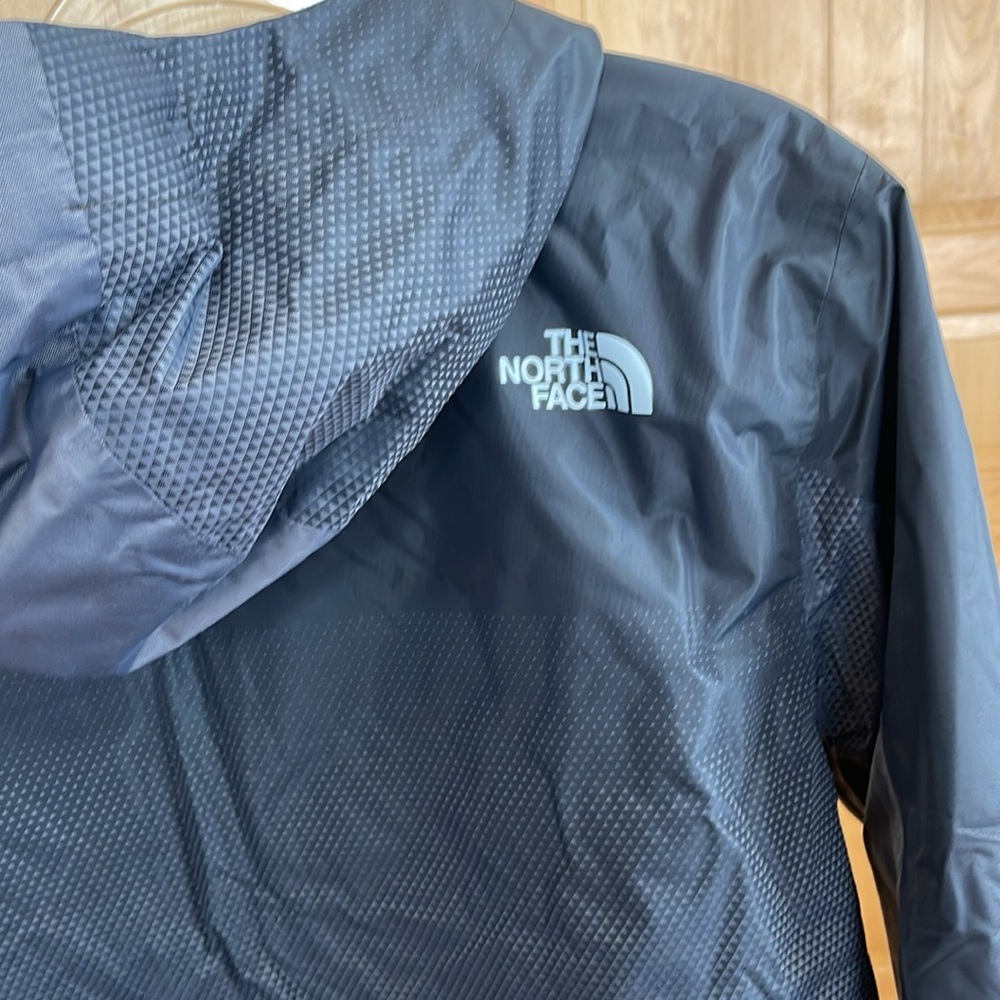 North Face Insulated Coat. - Picture 8 of 10